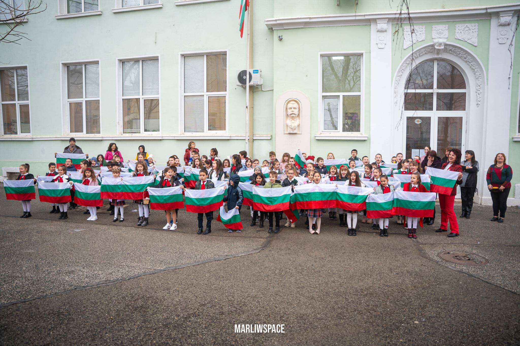 Над 600 първокласници вав Враца получиха българското знаме